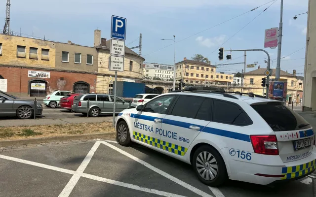 Žena vláčela spícího muže za nohu po podchodu. Skončila v poutech