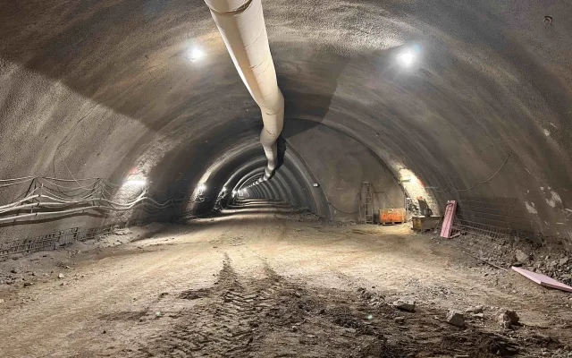 Na Vinohradechbudou další odstřely. Zní to jako průjezd šaliny, řekl pracovník