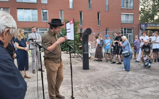 Ze Spálené ulice je opět U Synagogy. Vypáleného židovský chrám připomíná i poesiomat