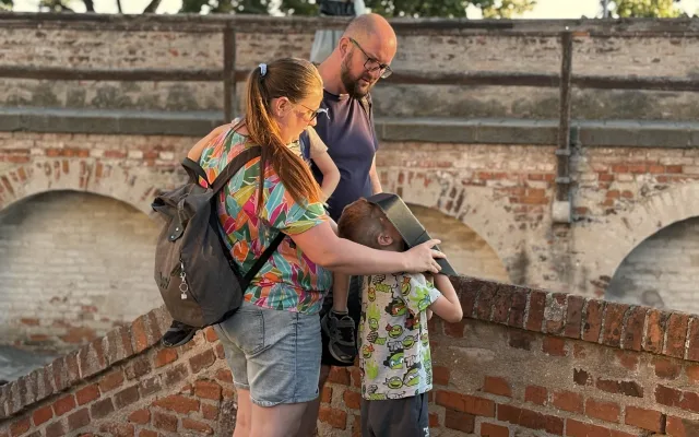 Brňané vyrazili za zatměním Slunce. Hvězdárna vyprodala brýle, Špilberk zhasl