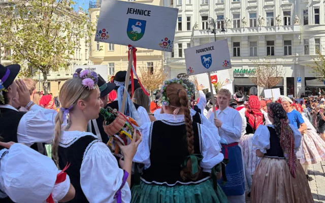 Centrum Brna při prvních celoměstských hodech zaplavila krojovaná chasa