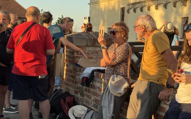 Brňané vyrazili za zatměním Slunce. Hvězdárna vyprodala brýle, Špilberk zhasl