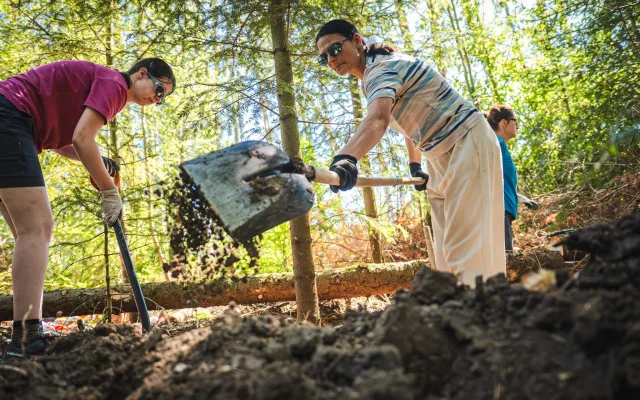 Jak vyzrát na sucho? Dobrovolníci na Brněnsku budují speciální přehrádky