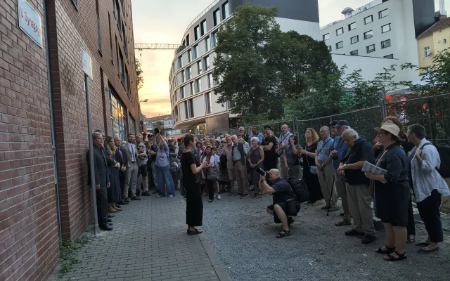 Ze Spálené ulice je opět U Synagogy. Vypáleného židovský chrám připomíná i poesiomat