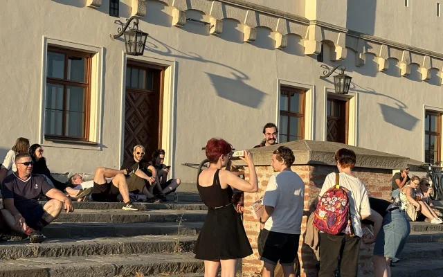 Brňané vyrazili za zatměním Slunce. Hvězdárna vyprodala brýle, Špilberk zhasl