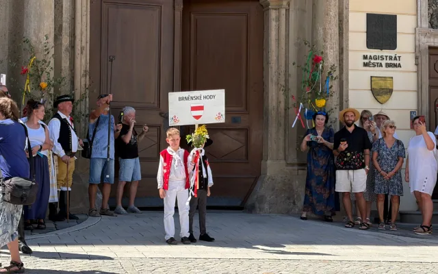 Centrum Brna při prvních celoměstských hodech zaplavila krojovaná chasa