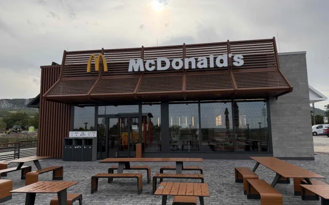 Zastávka s výhledem na Pálavu. McDonald's otevřel restauraci u Perné
