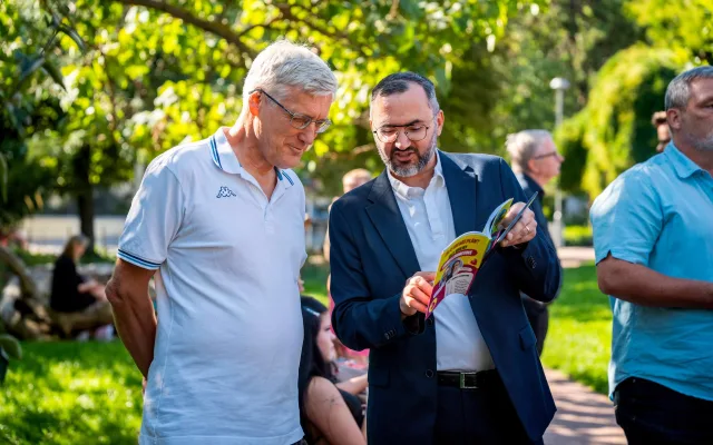 Kandidát na primátora Jakub Hruška s bývalým dlouholetým starostou Bohunic Antonínem Crhou.