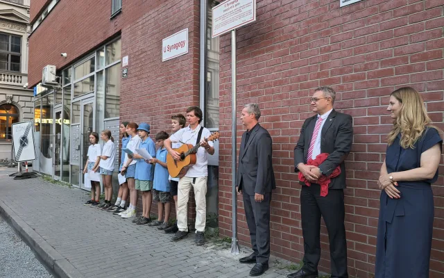 Ze Spálené ulice je opět U Synagogy. Vypáleného židovský chrám připomíná i poesiomat