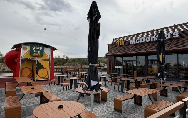 Zastávka s výhledem na Pálavu. McDonald's otevřel restauraci u Perné