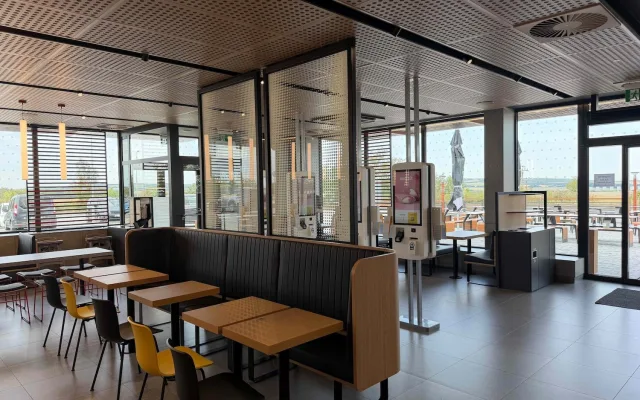 Zastávka s výhledem na Pálavu. McDonald's otevřel restauraci u Perné