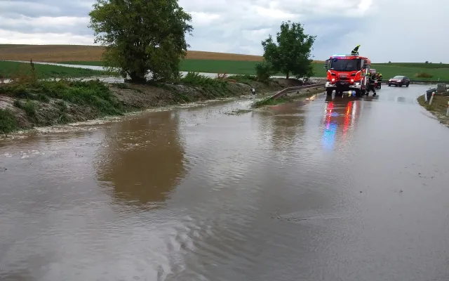 Stržená střecha i zlámané stromy. Jižní Moravu zasáhly bouřky se silným deštěm