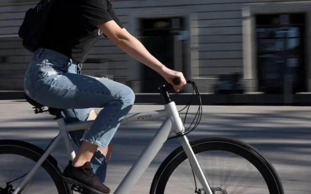 Padesátnice si připila a vyrazila na vyjížďku. Elektrokolo ji ale v Brně zradilo