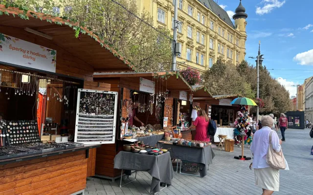 FOTO: Milovníci burčáku obsadili Svoboďák. K popíjení jim hrají hudebníci