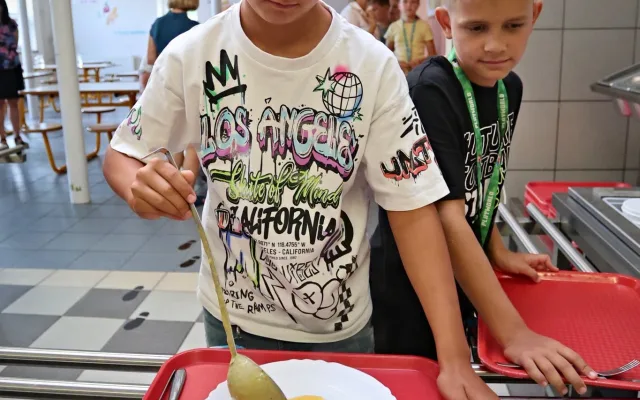 Skandinávský trend dorazil do Staré Břeclavi. Školáci si obědy nabírají sami