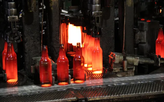 Lahve, knihy nebo ohňostroje. Třídění dává odpadu další šanci a šetří planetu