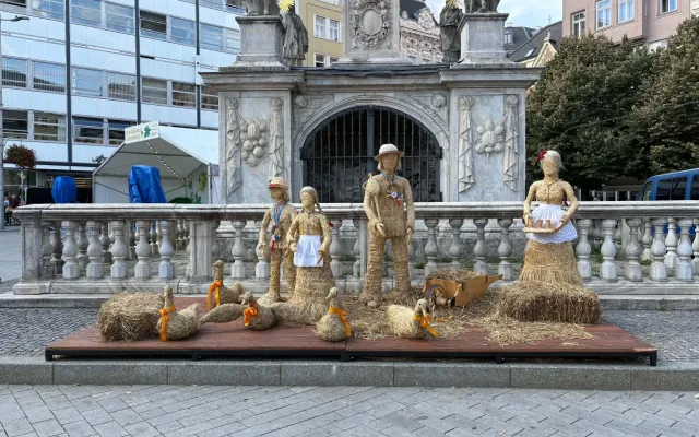 FOTO: Milovníci burčáku obsadili Svoboďák. K popíjení jim hrají hudebníci