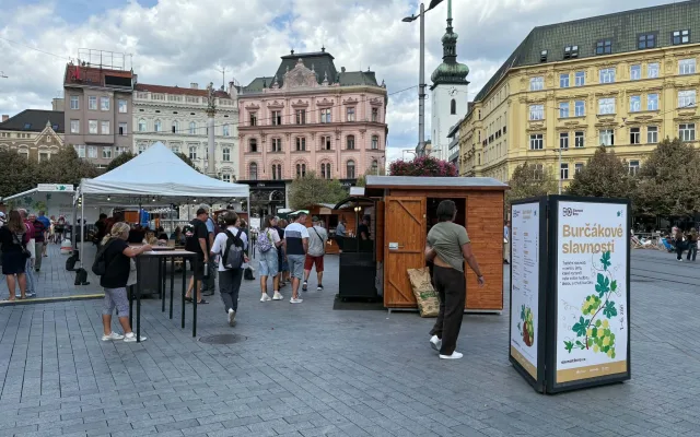 FOTO: Milovníci burčáku obsadili Svoboďák. K popíjení jim hrají hudebníci