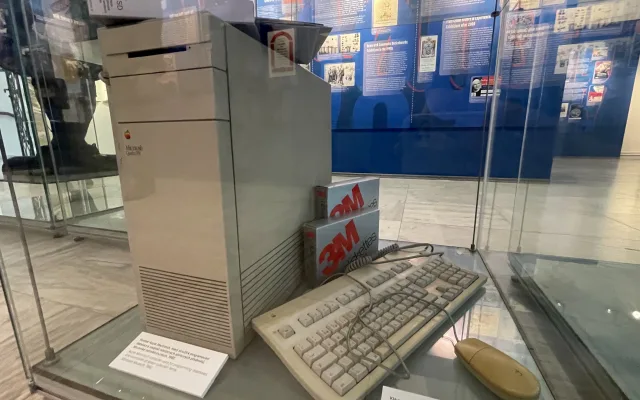 Počítač Apple Macintosh.