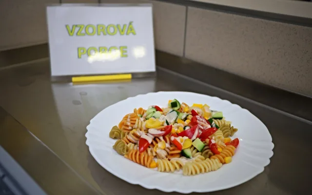 Skandinávský trend dorazil do Staré Břeclavi. Školáci si obědy nabírají sami