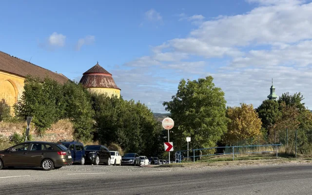 FOTO: Trakař, vidle i Gottwaldův portrét. Bazárek v Letovicích je plný pokladů