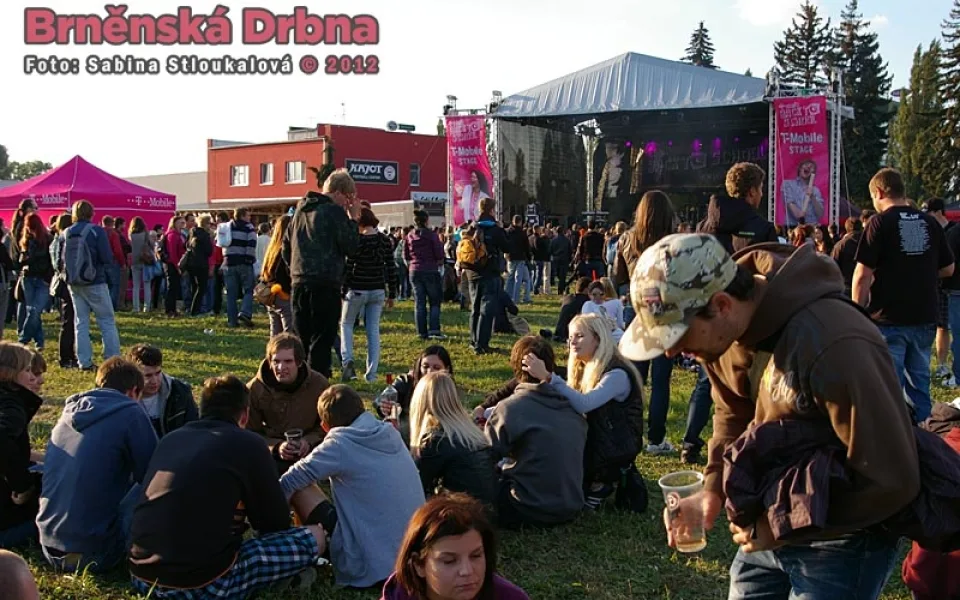 Jediné, co chybělo, byly lavičky. Sedět se mohlo jen na zemi