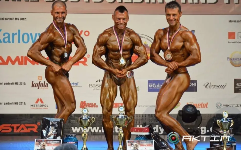 Radek Málek (uprostřed) letos vyhrál také titul mistra světa v naturální kulturistice