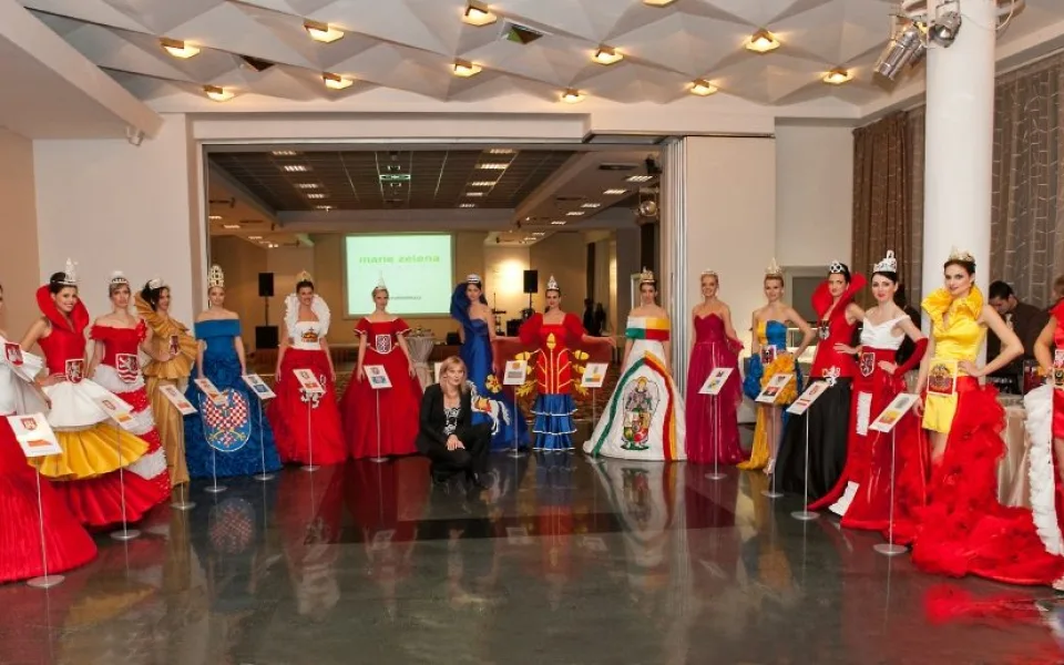 Na fotografii róby v pořadí měst zleva Bratislava, Hradec Králové, Karlovy Vary, Kroměříž, Moravská Třebová, Nový Bydžov, Olomouc, Ostrava, Ostrožská Nová Ves, Plzeň, Přerov, Tábor, Ústí nad Labem, Praha, Česká republika.