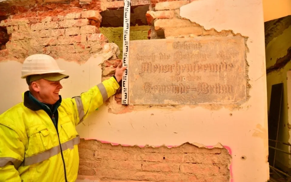 Pamětní deska z roku 1892 připomínající 20. výročí dokončení městského chlapeckého sirotčince