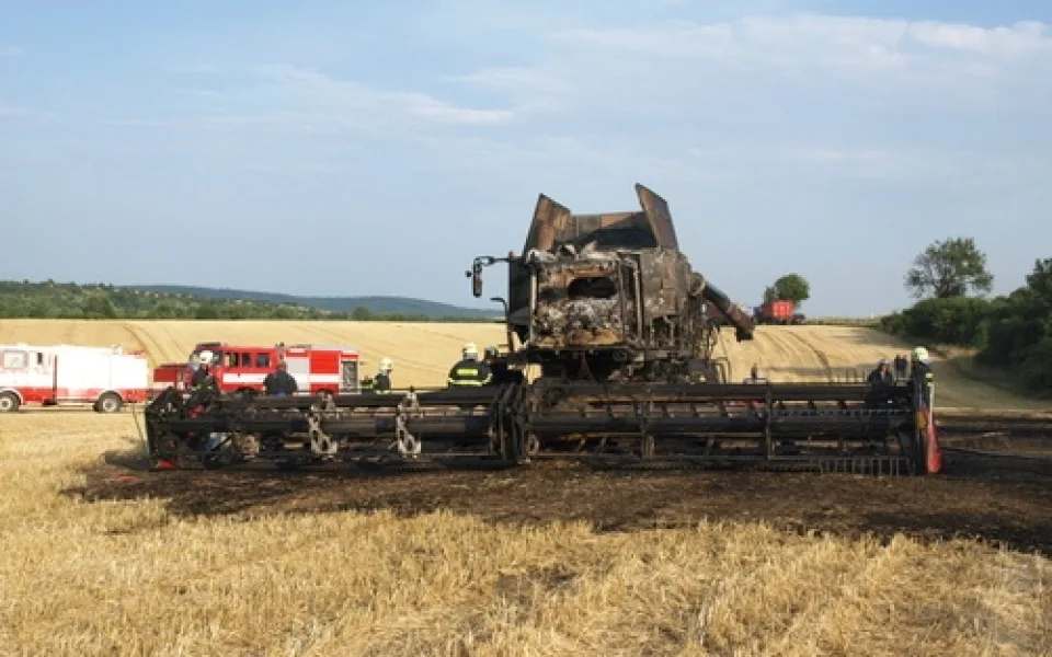 Spálený kombajn, foto: HZS JMK
