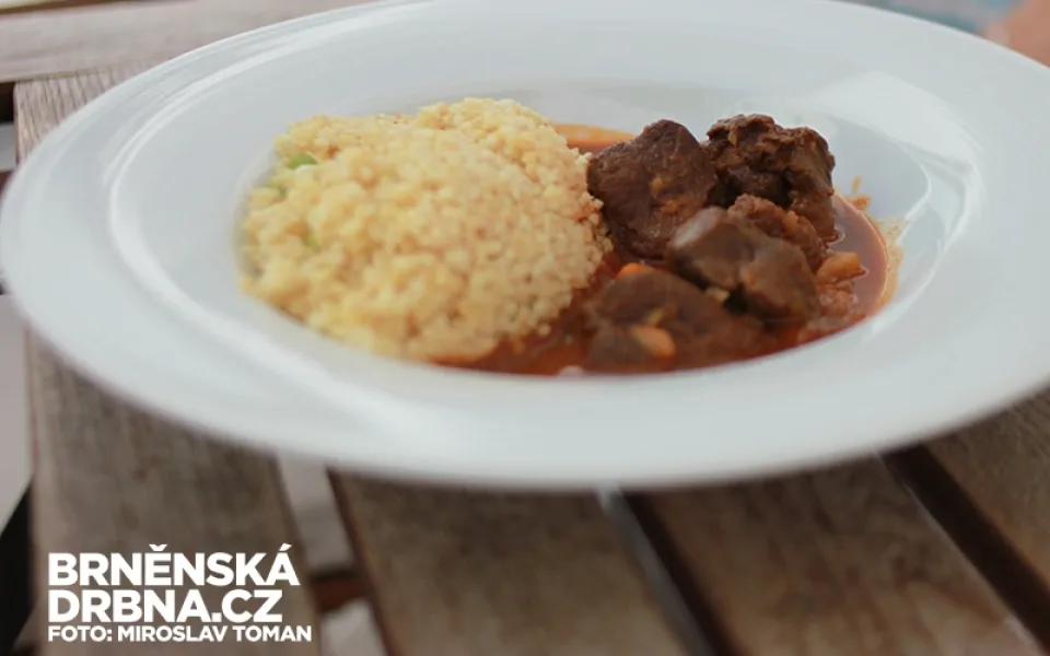 Pštrosí menu v kavárně Era. Zde ragú z marinovaného pštrosího masa s bulgurem, foto: Brněnská Drbna, Miroslav Toman