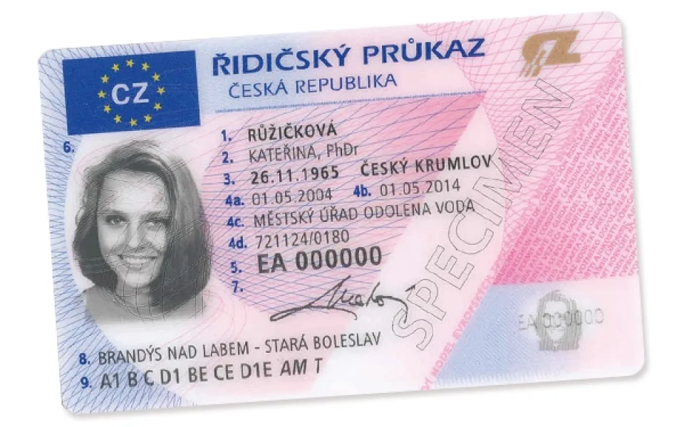 Od 1. ledna 2014 budou platné pouze řidičáky v podobě plastové karty, foto: Ministerstvo Dopravy