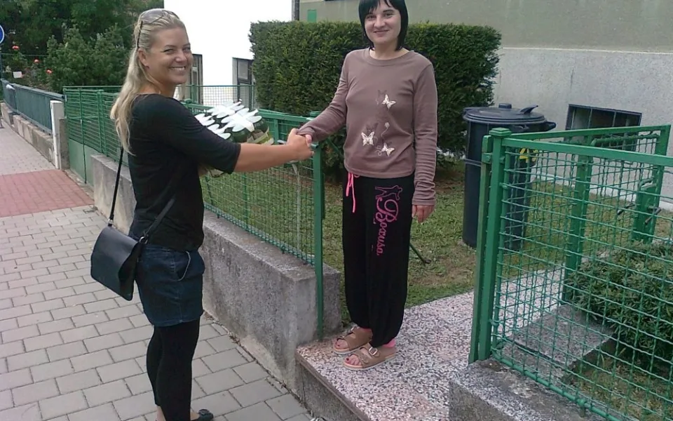 Cenu za vítěze převzala jeho přítelkyně