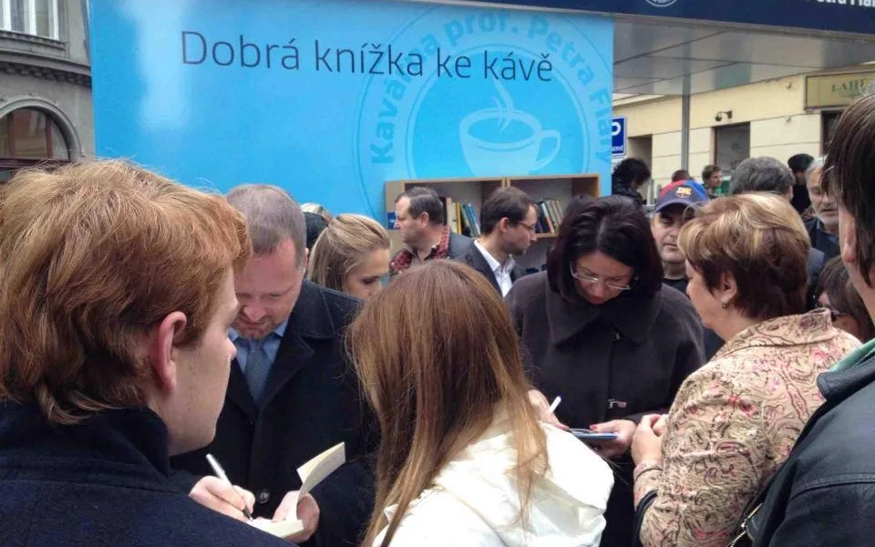 Petr Fiala a Miroslava Němcová se podepisují fanouškům,
