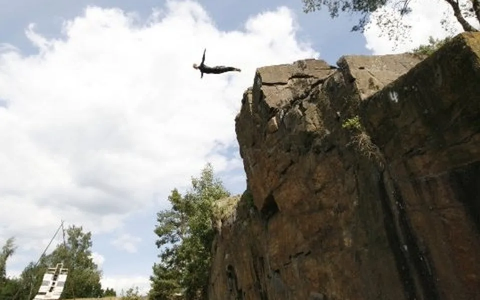 Cliff Diver Jan Bílý při seskoku v přírodních podmínkách. Foto Michael Hon