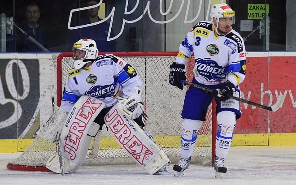 Gólman Čiliak s útočníkem Kempným, foto: HC Kometa Brno, Ivo Dostál