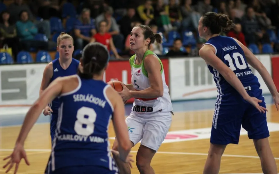 Hráčka IMOSu Vlková zakončuje v utkání s Vary. Zdroj: IMOS Brno
