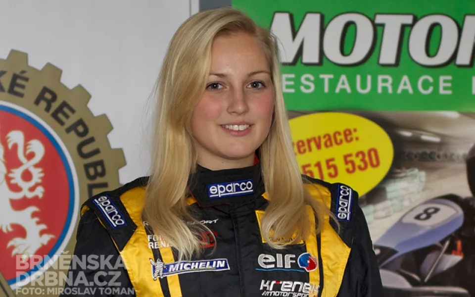 Gabriela Jílková, která závodí v seriálu Renault 2.0 s formulí týmu Křenek motorspor přebírá trofej pro celkového vítěze motokárového závodu, foto: Brněnská Drbna