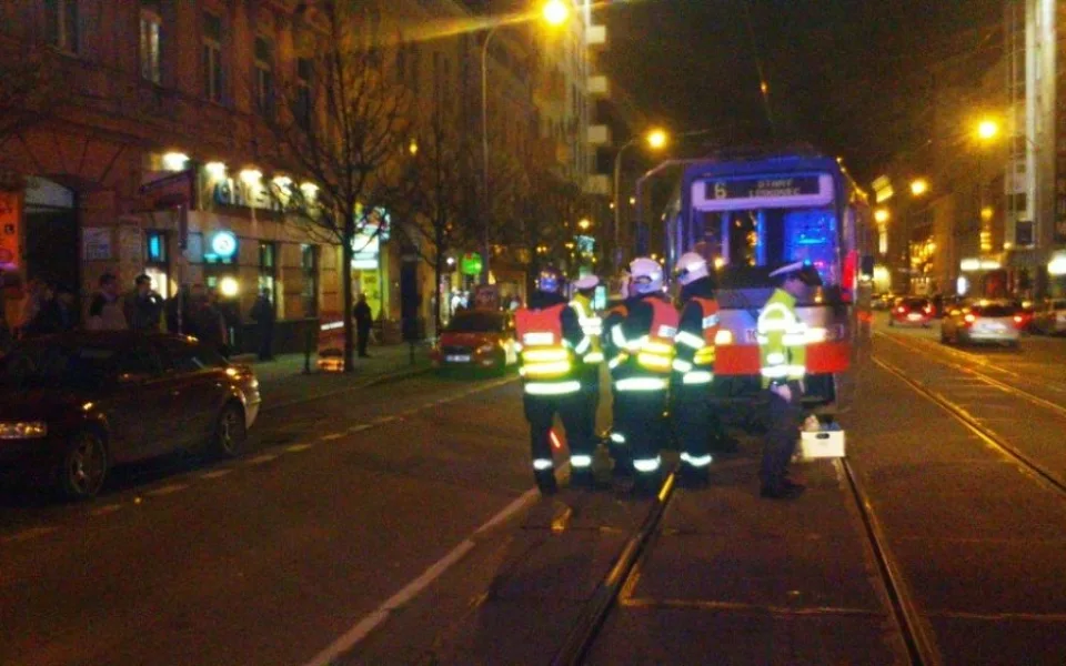 Hasiči vyprošťovali zpod tramvaje ženu, foto: hasiči