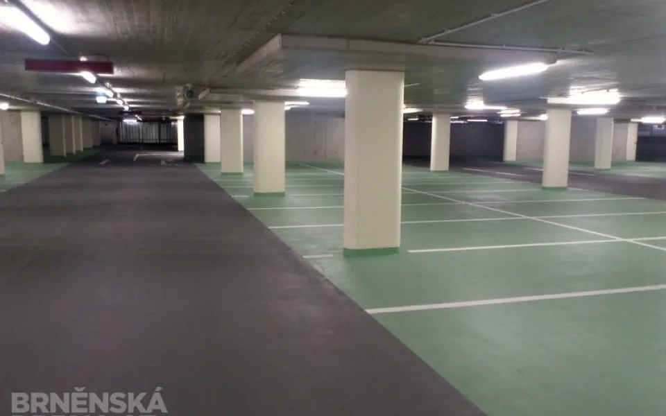 Garáže u Janáčkova divadla nabízejí prostornou parkovací plochu, foto: Brněnská Drbna, David Zouhar