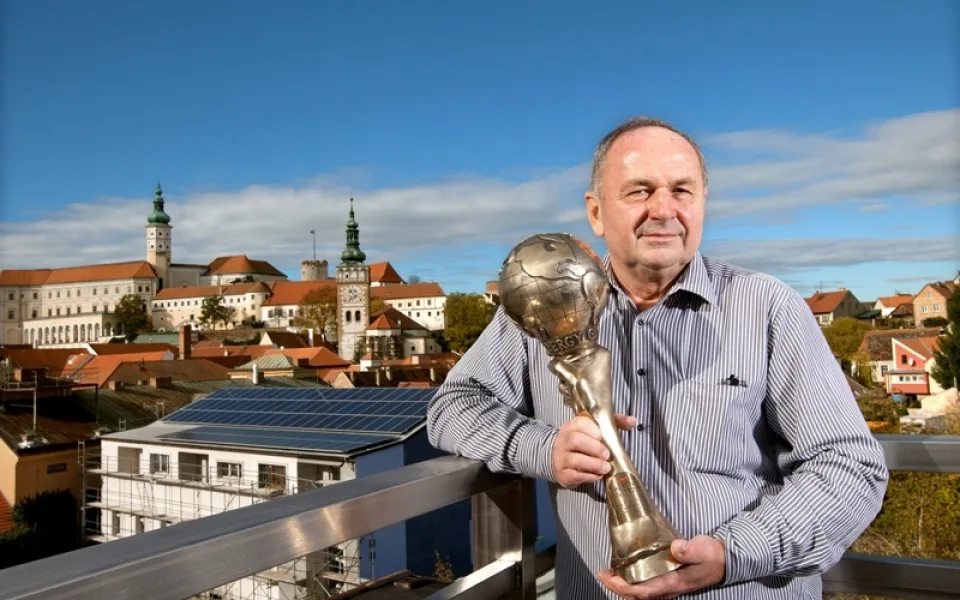 Jiří Marian s cenou pro vítěze E.ON Energy Globe Award ČR 2013