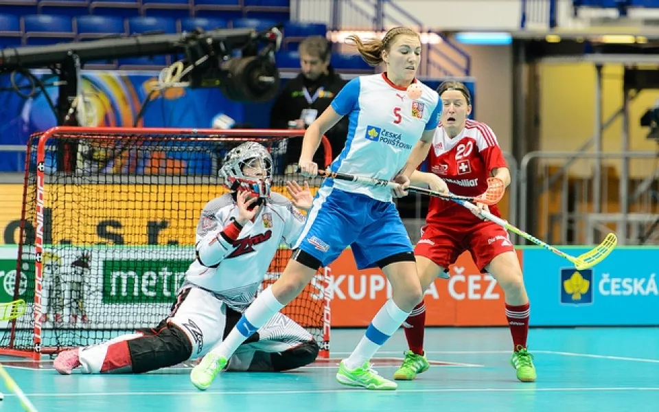 Eliška Krupnová střeží prostor před brankou českého týmu v utkání o bronz. Zdroj: WFC2013