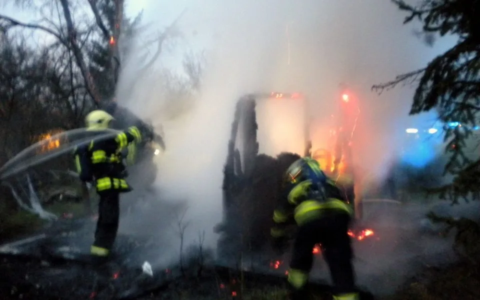 Hasiči krotily plameny při požáru chatky v Pivovarské ulici, foto: hasiči