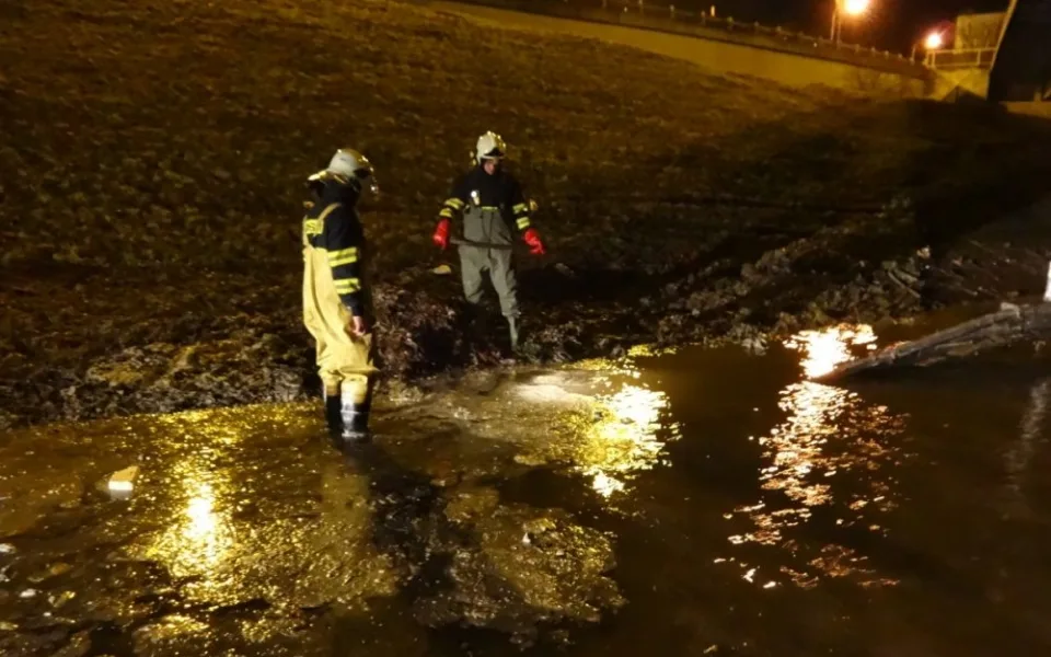 Hasiči odklízejí vodní lagunu v Hradecké ulici, foto: hasiči JMK