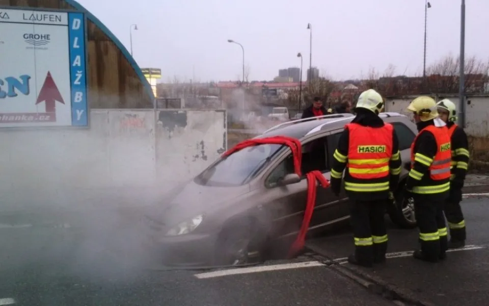 Hasiči vytahovali z jámy auto, foto: hasiči JMK