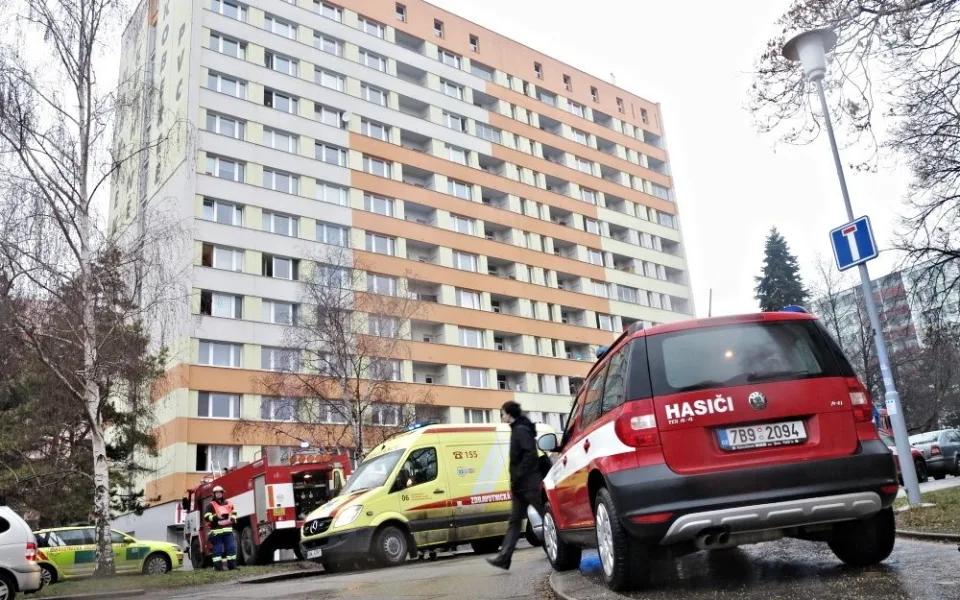 Hasiči likvidovali požár paneláku, foto: hasiči JMK