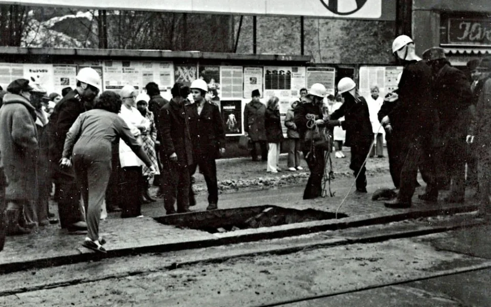 Hasiči zasahovali před osmatřicetilety u propadu půdy v Pekařské ulici, foto: hasiči JMK