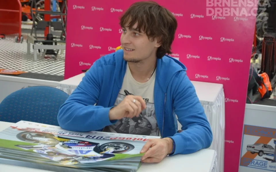 Motocyklový jezdec Karel Abraham se podepisoval fanouškům v Olympii, foto: Brněnská Drbna, Hana Mikešová
