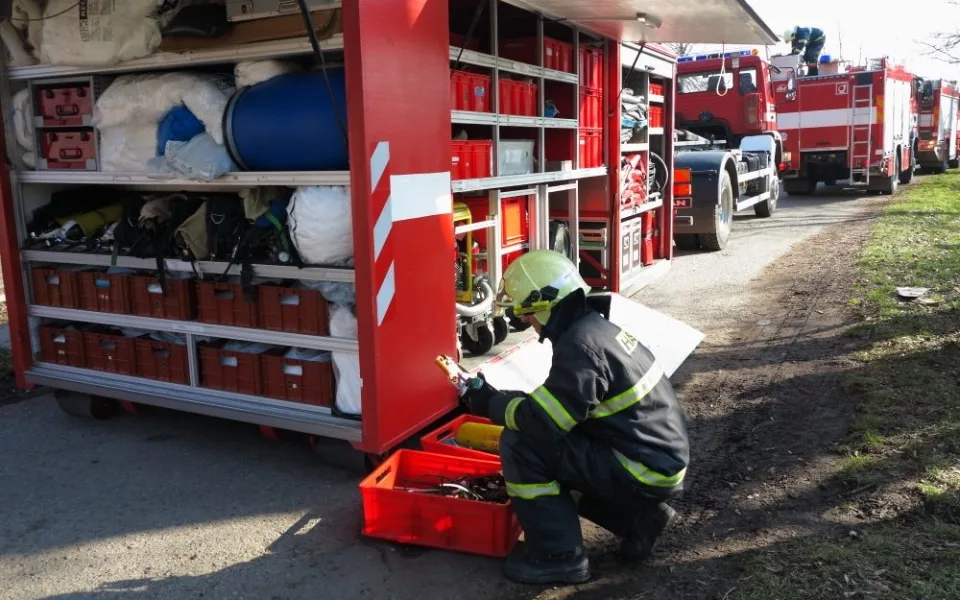 Hasiči likvidovali ropnou látku na řece Svratce, foto: hasiči JMK