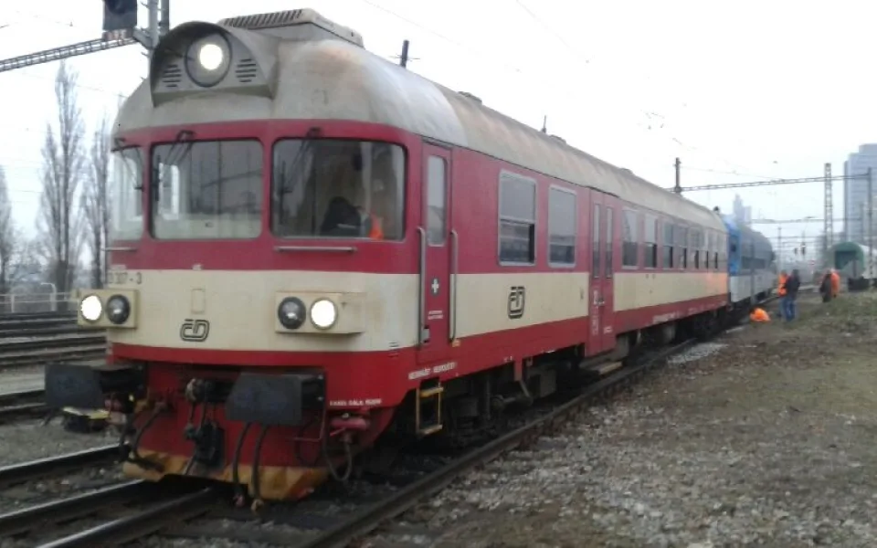 Vykolejený vlak na hlavním nádraží, foto: Drážní inspekce